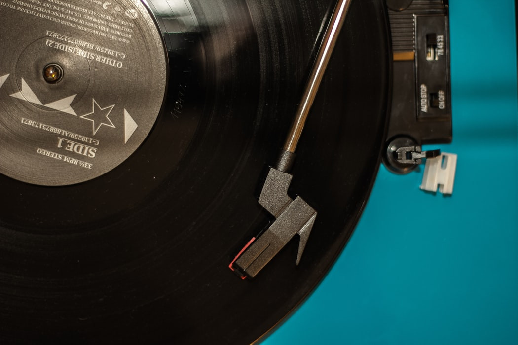 Tocadiscos vintage con disco de vinilo en el tocadiscos fotos de archivo