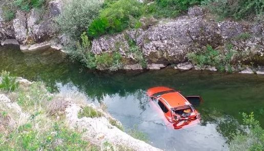 Resulta Ileso El Conductor De Un Coche Que Cay Al R O En Las Hoces De