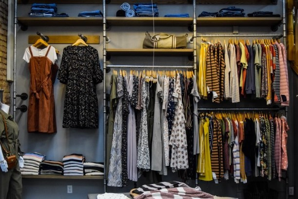 percheros de pie para tienda - Buscar con Google  Muebles para colgar ropa,  Decoración de recamaras modernas, Decoracion tienda de ropa