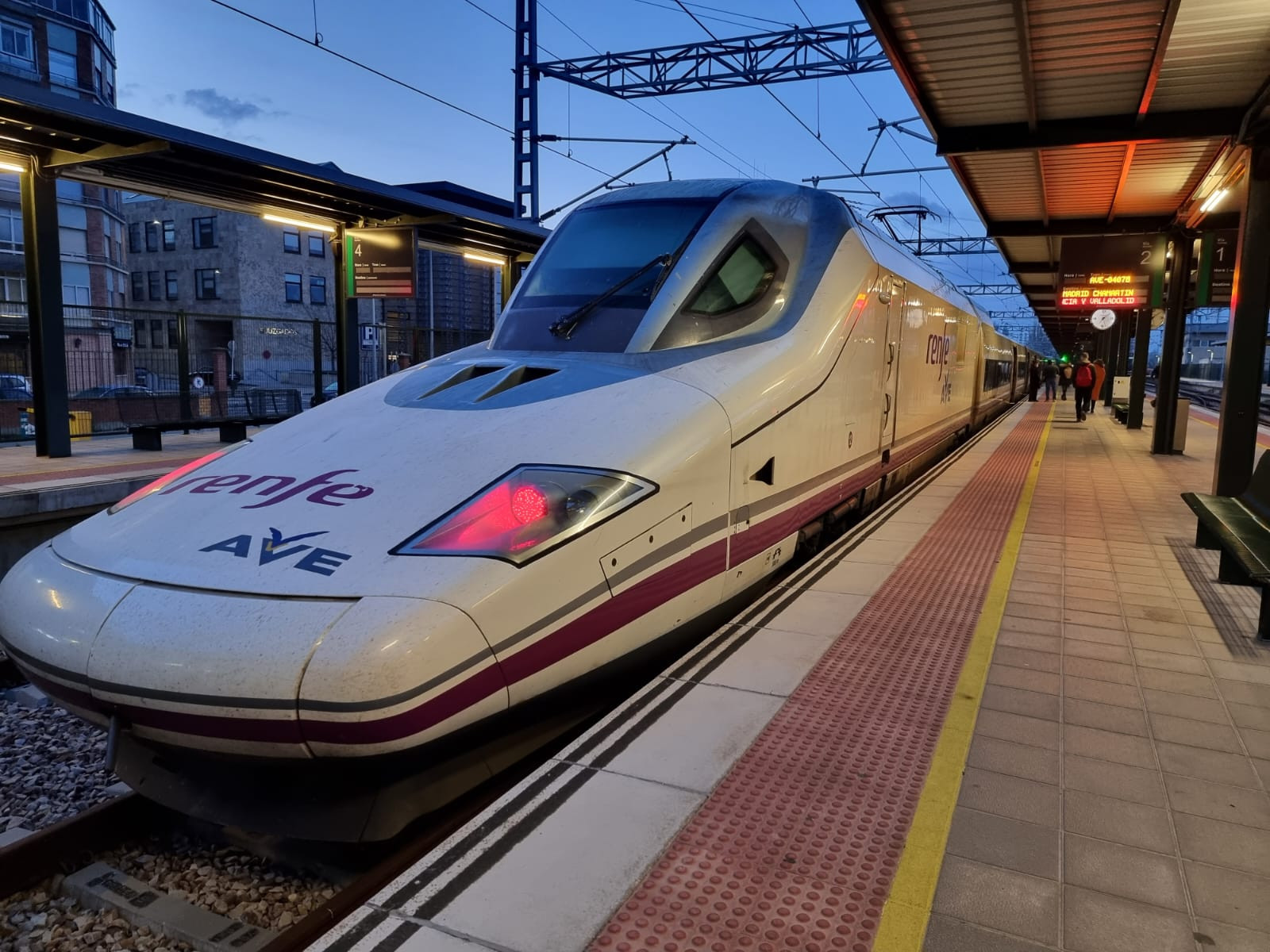 Renfe Lanza La Campa A Oto O Joven Para Clientes De Entre Y A Os