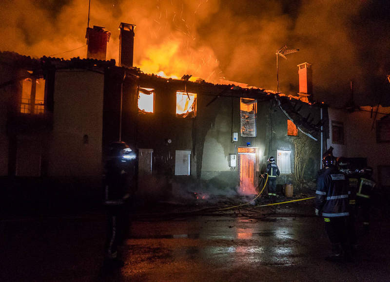 Un grave incendio calcina cinco casas en La Losilla Vegaquemada León